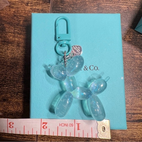 Glow in the Dark Koon's Balloon Dog with a Tiffany & Co heart charm - Picture 5 of 6